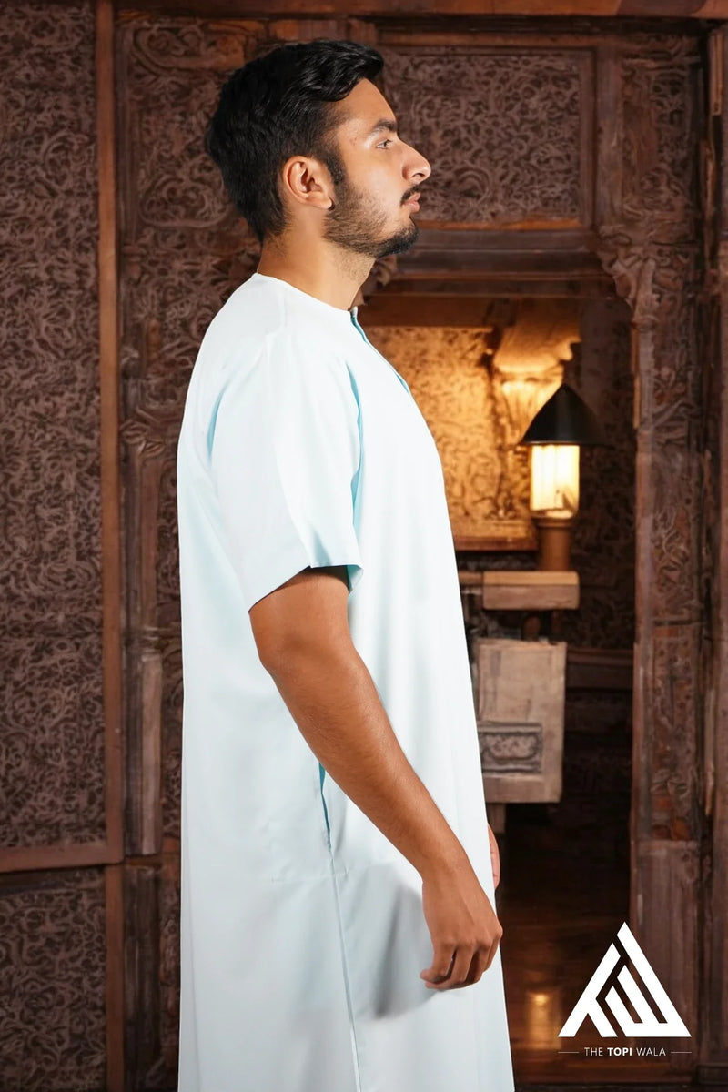 Celebrate Islamic tradition in style with TheTopiWala’s Baby/Electric Blue Short Sleeves Thobe – A premium choice for Muslim men, great for gatherings in Miami or Eid celebrations in Atlanta.